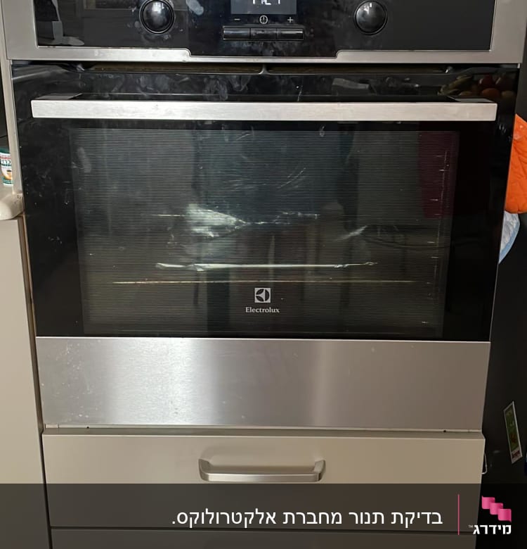 תנור אפייה עם תצוגה דיגיטלית ושני כפתורים
